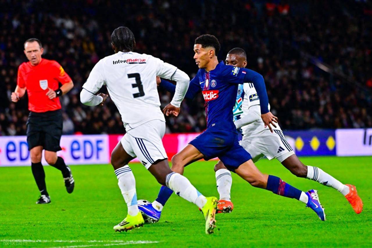 包含从莱万多夫斯基在湖人比赛中高光表现到今夜那不勒斯防线松动，今晚巴黎圣日耳曼调整名单以备NBA季后赛的词条九游娱乐正版下载